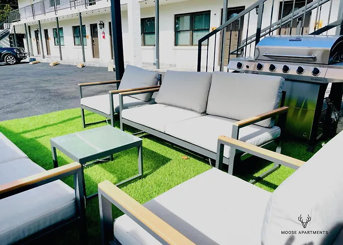 The Moose #8 - Modern Luxe Loft With King Bed & Free Parking & Wifi